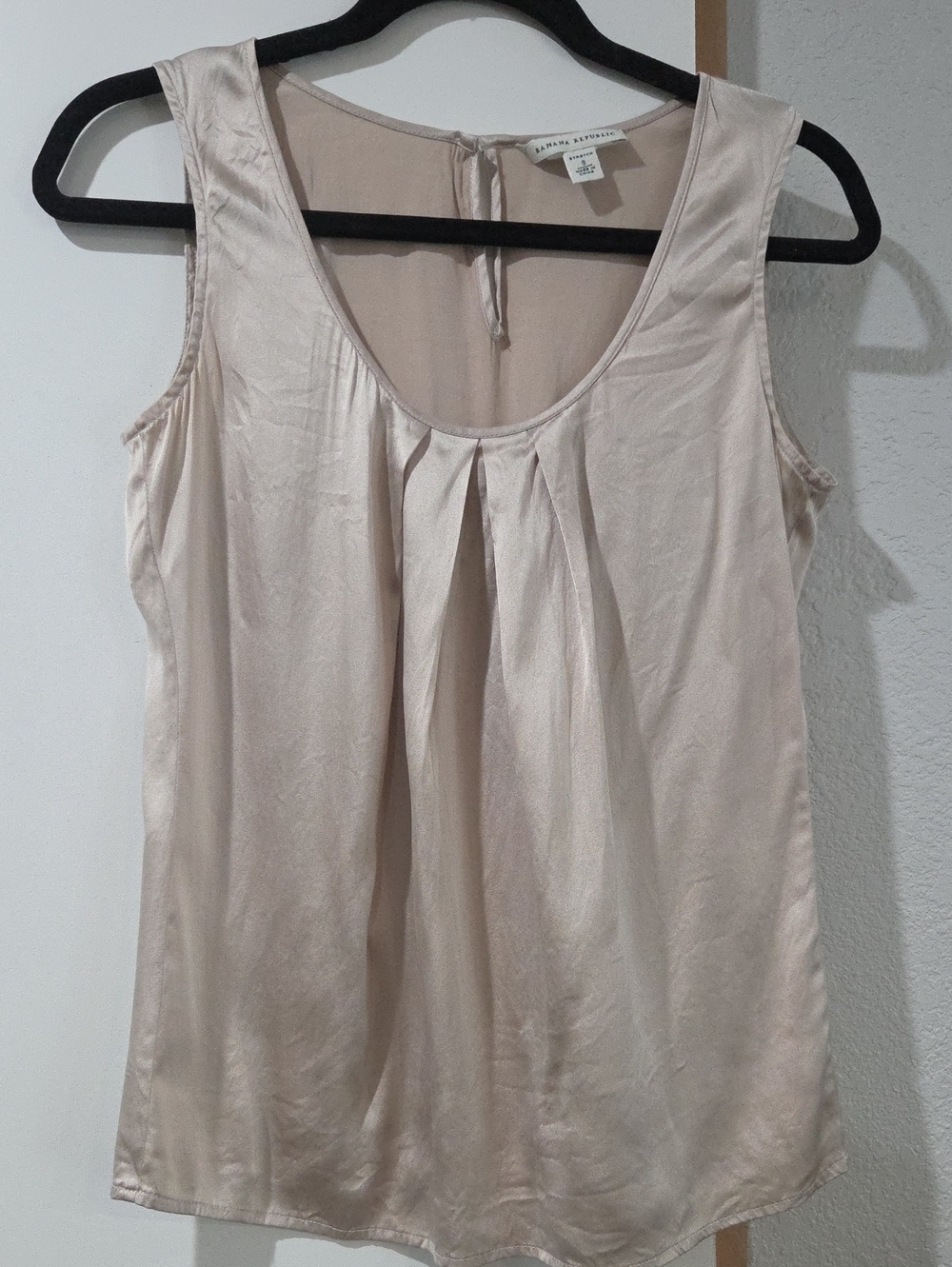 Banana Republic Pearl Beige Pleated Scoop Tank